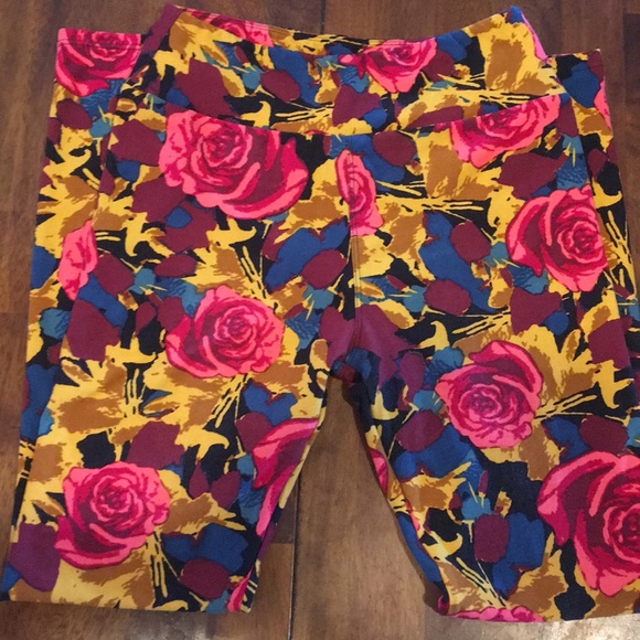 LuLaRoe Pants - 🌹LuLaRoe Roses pattern leggings OS🌹